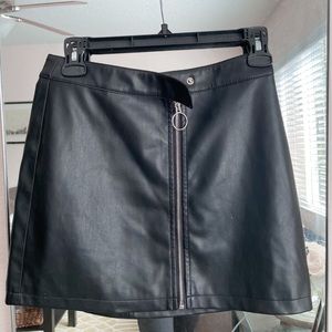 Forever 21 Faux Leather Skirt Front Zip size S